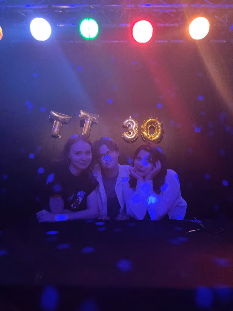 VÄLGATUS: Debyytkirjandus 2022 – valgusfoor, mis näitab kõiki värve korraga*