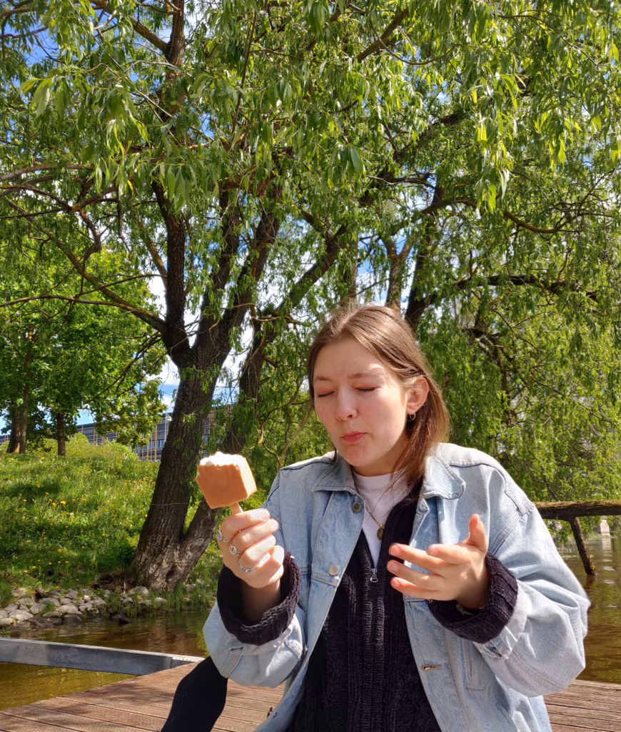 heleroheline kuni põlevroosa